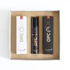 25-08-kn-pr-Produkt-OPC-Geschenkebox-Single-07-AR505207 Eine Pappschachtel, die drei Produkte enthält: zwei rechteckige Schachteln mit der Aufschrift "OPC 24" auf der linken und rechten Seite und eine Flasche in der Mitte mit der Aufschrift "OPC 24 Hand Lotion" von kingnature, alles auf weißem Hintergrund.