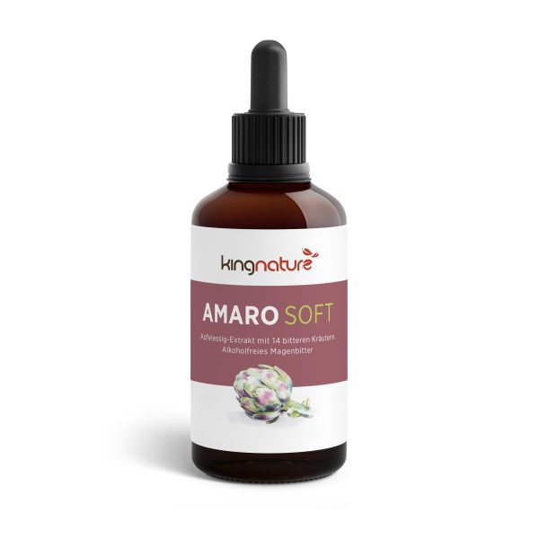 Eine braune Tropfflasche aus Glas mit der Aufschrift „Amaro Soft“ zeigt eine Artischockenillustration. Das Etikett hebt 14 Bitterkräuter hervor, ist alkoholfrei und beschreibt das Produkt als bitteren Magenbitterextrakt.