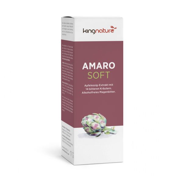 Eine Schachtel Amaro Soft, ein bitterer Apfelessig-Extrakt mit 14 Kräutern. Auf der Vorderseite sind der Produktname, eine deutsche Beschreibung und die Abbildung einer Artischocke abgebildet.