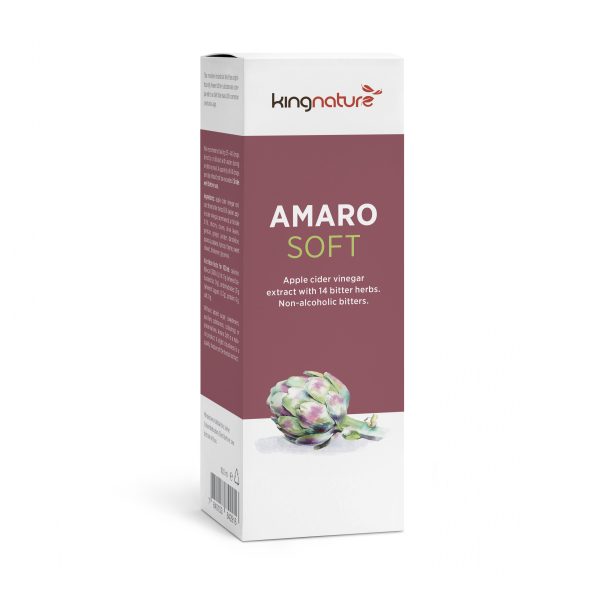 Eine weiß-kastanienbraune Schachtel mit der Aufschrift „Amaro Soft“ zeigt ein Artischockenbild. Die Verpackung beschreibt diesen alkoholfreien, bitteren Apfelessig-Extrakt aus 14 bitteren Kräutern.