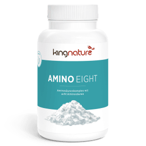 Eine weiße Flasche mit der Aufschrift „kingnature AMINO EIGHT“ zeigt ein weißes Pulver, das als Aminosäurekomplex mit acht essentiellen Aminosäuren beschrieben wird. Das blaugrüne Etikett mit weißem und braunem Text sorgt für ein klares Erscheinungsbild.