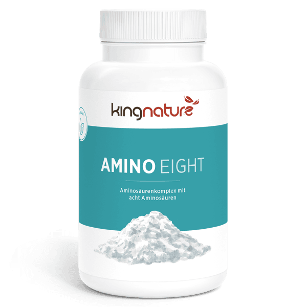 Eine weiße Flasche mit der Aufschrift „kingnature AMINO EIGHT“ zeigt ein weißes Pulver, das als Aminosäurekomplex mit acht essentiellen Aminosäuren beschrieben wird. Das blaugrüne Etikett mit weißem und braunem Text sorgt für ein klares Erscheinungsbild.