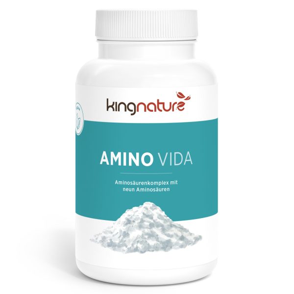 Amino-Vida_v3.3-Front Eine weiße Plastikflasche mit der Aufschrift „kingnature AMINO VIDA“ weist auf der Vorderseite einen blaugrünen Abschnitt, deutschen Text und das Bild eines weißen Pulverhaufens auf, was darauf hinweist, dass sie ein Aminosäurepräparat für die tägliche Ernährung enthält.