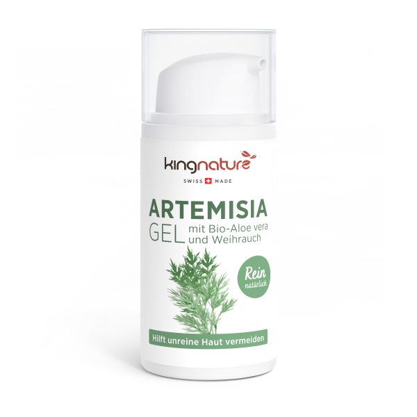 Artemisia Gel_Front_White BG Eine weiße Pumpflasche mit der Aufschrift Artemisia Gel 30 ml mit grünen Kräutermotiven und einem grünen Kreis mit der Aufschrift „Rein natürlich“. Enthält Bio-Aloe Vera und Weihrauch. Jetzt Artemisia Gel 30ml kaufen.