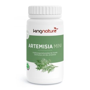 Eine weiße Flasche mit der Aufschrift „kingnature ARTEMISIA MINI“ zeigt eine Abbildung grüner Artemisia-Blätter. Das Etikett in deutscher Sprache weist darauf hin, dass es sich um ein Nahrungsergänzungsmittel für Hunde und Katzen aus biologischem Artemisia handelt.