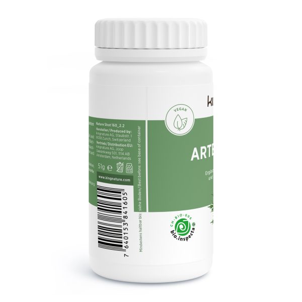 Eine weiße Flasche mit einem grün-weißen Etikett mit den Worten „VEGAN“ und „ARTEMISIA“. Das Etikett enthält außerdem einen Barcode, ein Blattlogo, ein Vegan-Zertifikat und Produktdetails in mehreren Sprachen.