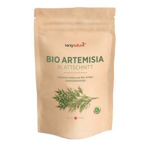 Ein beiger, wiederverschließbarer Beutel mit der Aufschrift Artemisia Blattschnitt Bio zeigt das Logo von kingnature, den Text Swiss Made und eine grüne Illustration eines Artemisia-Blattes. Die aufrecht stehende Verpackung steht vor einem weißen Hintergrund.