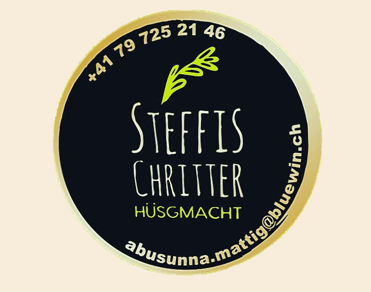 Auf dem runden schwarzen Etikett mit gelbem Rand steht „STEFFIS CHRITTER HÜSGMACHT“ und ein grüner Zweig, inspiriert von der Bettmeralp. Kontaktinformationen am Rand: +41 79 725 21 46 und abusunna.mattig@bluewin.ch.
