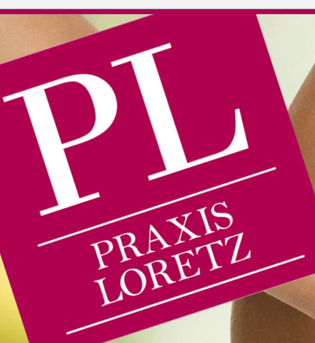 Ein kastanienbraunes Rechteck mit den großen weißen Buchstaben „PL“ und darunter dem kleineren Text „Praxis Loretz, Chur“. Das geneigte Rechteck verdeckt teilweise einen Hintergrund mit beigen und gelben Flächen.