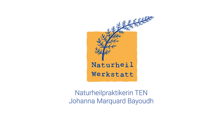 Logo mit einem gelben Quadrat, das einen blauen Pflanzenzweig und den Schriftzug Naturheilwerkstatt zeigt. Darunter ist Johanna Marquard Bayoudh, Naturheilpraktikerin TEN, in blauer Schrift auf weißem Grund zu sehen.