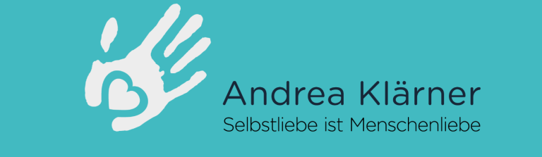 Weißer Handabdruck mit einem Herz darin neben dem Text „Andrea Klärner“ und dem Satz „Selbstliebe ist Menschenliebe“ auf blaugrünem Hintergrund, der die Praxis der Selbstliebe widerspiegelt.
