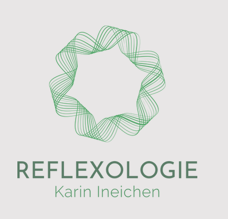 Ein geometrisches grünes Liniendesign über dem Wort REFLEXOLOGIE in Großbuchstaben, darunter steht Karin Ineichen in hellerer Schrift. Der weiße Hintergrund unterstreicht dieses stilvolle Reflexologie Luzern-Layout.