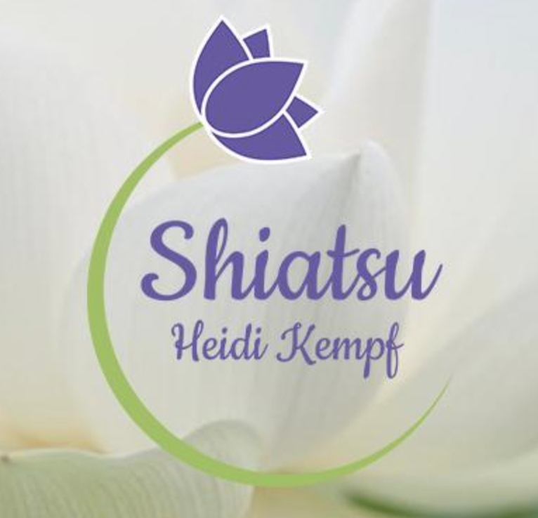 Eine violette Lotusblume über den Worten „Shiatsu Heidi Kempf-Schmid“ in violetter Schrift, mit einer grünen geschwungenen Linie darunter, auf einem hellen Blumenhintergrund, repräsentiert die Praxis von Heidi Kempf-Schmid.