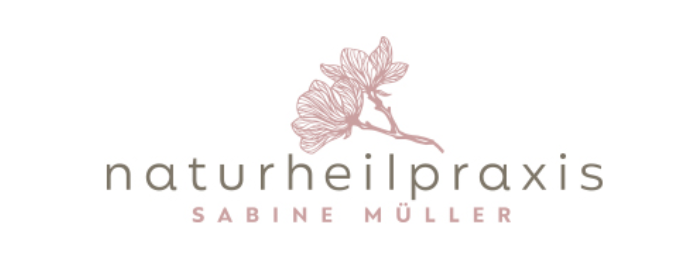Logo mit einer rosafarbenen Blumenillustration über dem Wort „Naturheilpraxis“ in grauen Kleinbuchstaben und darunter in rosafarbenen Großbuchstaben „SABINE MÜLLER“, wodurch „TEN Naturheilpraxis“ von Sabine Müller hervorgehoben wird.