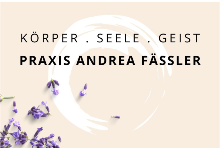 Beiger Hintergrund mit Lavendelblüten unten links. In der Mitte umrahmt ein weißer kreisförmiger Pinselstrich den schwarzen Großbuchstaben: KÖRPER . SEELE . GEIST Praxis Andrea Fässler.