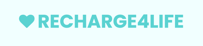 Türkisfarbenes Herzsymbol gefolgt vom Text „RECHARGE4LIFE“ in fetten, türkisfarbenen Großbuchstaben auf hellblauem Hintergrund, das die Marke RECHARGE4LIFE von Andrea Lippuner repräsentiert.