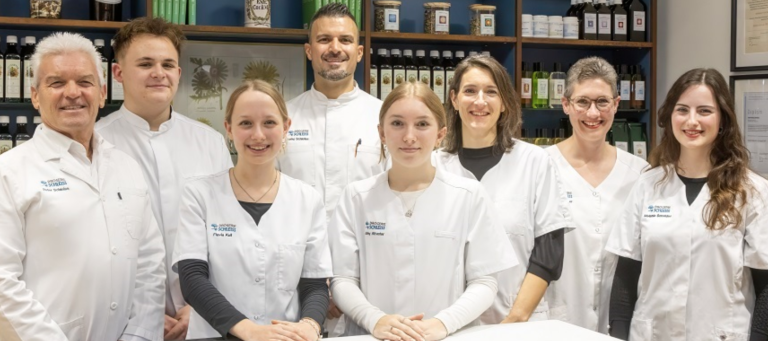 Eine Gruppe von Apothekern in weissen Westen