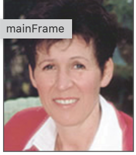 Eine Frau mit kurzen dunklen Haaren, die einen roten Pullover über einem weißen Hemd mit Kragen trägt, lächelt in die Kamera. Der Name Helga Müller erscheint neben mainFrame in einem grauen Kasten in der oberen linken Ecke des Bildes.