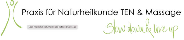 Logo für die Praxis für Naturheilkunde TEN & Massage mit einer einfachen abstrakten menschlichen Figur in Grün und dem handgeschriebenen Slogan "slow down & live up" in Grün, der den ganzheitlichen Ansatz der Naturheilkunde und die wohltuende Kraft der Massage widerspiegelt.
