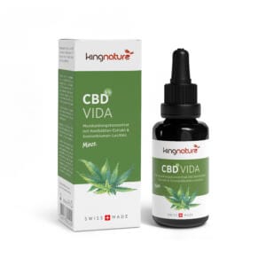 Eine grün-weiße Schachtel und eine Tropfflasche mit der Aufschrift „CBD Vida“, auf der Hanfblätter, deutscher Text und eine Schweizer Flagge abgebildet sind und die hervorhebt, dass dieses Produkt mit Minzgeschmack in der Schweiz hergestellt wird.