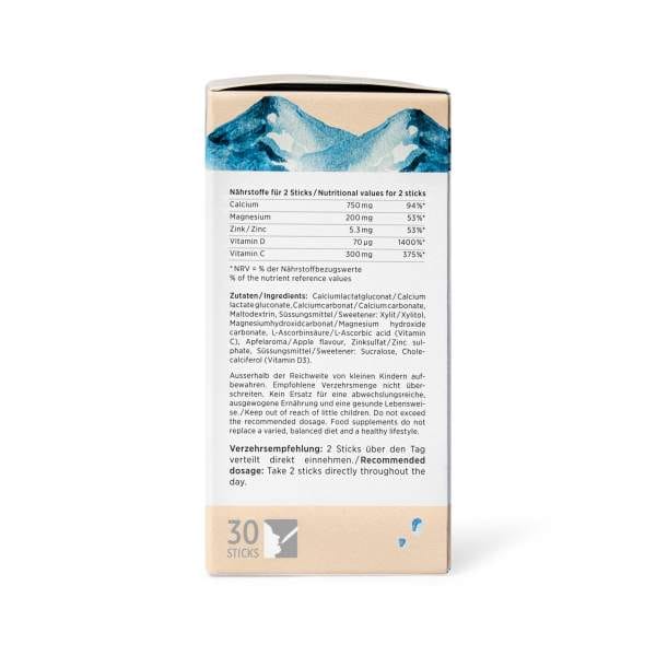 Auf der Produktverpackung für Calcium Shot sind Bergmotive und eine Tabelle mit den Nährwerten für zwei Sticks zu sehen – Calcium, Magnesium, Zink und Vitamin D. Das Nahrungsergänzungsmittel von Naturnahes zeigt Inhaltsstoffe und Dosierungsinformationen sowie unten links ein Symbol für 30 Sticks.