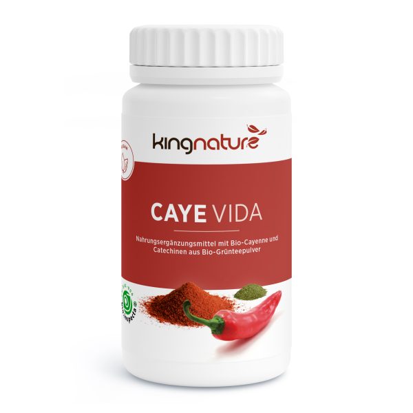 Caye-Vida_v2.1-Front Eine weiße Flasche mit der Aufschrift „kingnature CAYE VIDA“ mit rotem Verschluss und leuchtend rotem Etikett zeigt Text und ein Bild von Cayennepfefferpulver neben einer ganzen roten Chilischote für eine kräftige, würzige Note.
