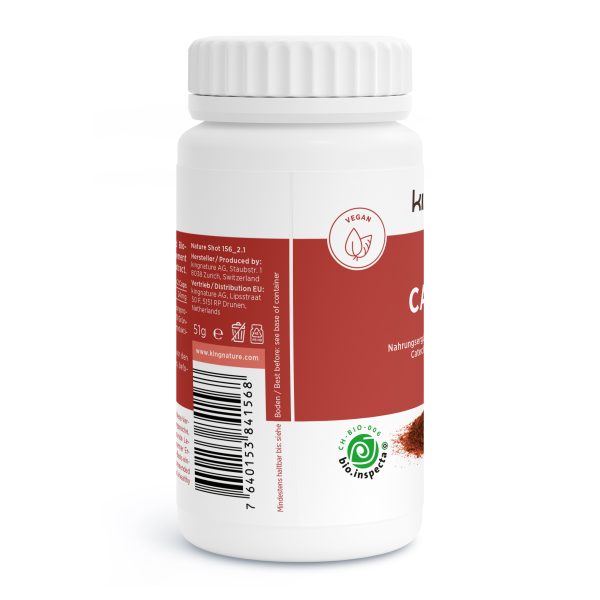 Caye-Vida_v2.1-Side Eine weiße Flasche mit rotem Etikett, auf dem deutscher Text, ein Vegan-Symbol und ein grünes Bio-Kontrolllogo zu sehen sind. Der gerippte weiße Verschluss und der Barcode an der Seite unterstützen vegane Entscheidungen.