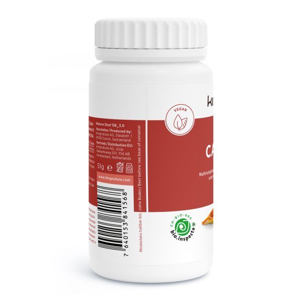 Caye-Vida_v3.0-Side Eine weiße Plastikflasche Caye Vida Bio mit rotem Etikett, Vegan-Symbol, Strichcode und Zertifizierungslogos ist schräg abgebildet und gibt teilweise den Blick auf die Nährwertangaben frei - ideal für alle, die Cayenne Kapseln kaufen möchten.