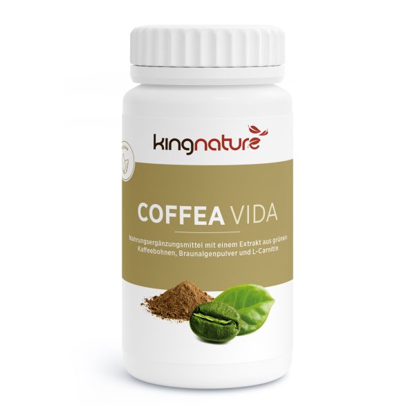 Coffea-Vida_v2.1-Front Eine weiße Flasche mit der Aufschrift „kingnature COFFEA VIDA“ zeigt Abbildungen von grünen Kaffeebohnen und braunem Pulver. Das Etikett hebt Grünkaffeeextrakt, Pulver und L-Carnitin als Nahrungsergänzungsmittel hervor.