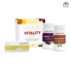 Das Nahrungsergänzungsset Energiepaket Medium mit der Vitality Shot Box, der NADH Vida Box, Aronia Vida und Q10 Strong ist auf weißem Hintergrund angeordnet und hat oben rechts ein kleines Geschenksymbol.