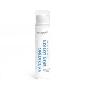 Eine weiße Pumpflasche mit der Aufschrift „Muster Hydrating Skin Lotion“ steht aufrecht vor einem schlichten weißen Hintergrund und betont die Reparatur, Feuchtigkeit und den Hautschutz für trockene Haut – perfekt für die tägliche Feuchtigkeitsversorgung.