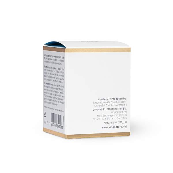 Immuno Daily Packshot Back Web Eine kleine weiße Produktbox mit Goldrand, auf der der Text in Deutsch und Englisch, ein Barcode und die Kontaktdaten des Unternehmens aufgedruckt sind. Die Verpackung befindet sich auf weißem Untergrund.