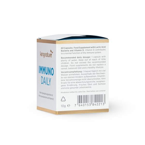 Immuno Daily Packshot Right Web Eine Packung Kingnature Immuno Daily Nahrungsergänzungsmittel mit 60 Kapseln. Die Verpackung hebt Inhaltsstoffe wie Milchsäurebakterien und Vitamin D3 hervor und bietet Dosierungs- und Anwendungshinweise in englischer Sprache zur täglichen Unterstützung des Immunsystems.