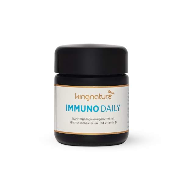 Immuno Daily Productshot Front Web Ein dunkles Glas mit der Aufschrift „Kingnature Immuno Daily“, einem Nahrungsergänzungsmittel mit Milchsäurebakterien und Vitamin D zur täglichen Unterstützung des Immunsystems. Das weiße Etikett ist mit blauem und orangefarbenem Text versehen.