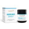 Ein Glas und eine Schachtel mit Immuno Daily, einem Nahrungsergänzungsmittel mit Milchsäurebakterien, Kolostrum und Vitamin D. Die weiße Verpackung mit blauen und goldenen Akzenten fällt auf, wenn Sie Immuno Daily kaufen möchten.
