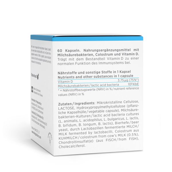 Auf der weiß-blauen Verpackung von Immuno Daily sind die Inhaltsstoffe, Nährstoffe und Produktdetails dieses Nahrungsergänzungsmittels mit Milchsäurebakterien, Kolostrum und Vitamin D in deutscher Sprache aufgeführt.