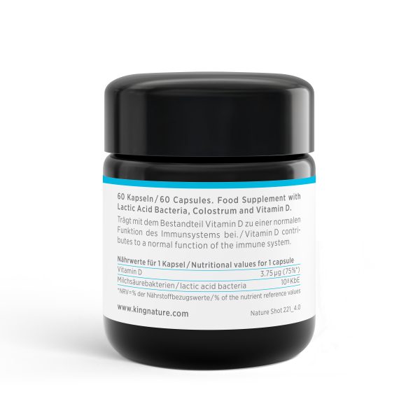 Immuno Daily wird in einer weißen Dose mit schwarzem Deckel geliefert und ist als Nahrungsergänzungsmittel mit Milchsäurebakterien, Kolostrum und Vitamin D gekennzeichnet. Die Nährwertangaben sind in Deutsch und Englisch angegeben. Jetzt Immuno Daily kaufen - für Ihre tägliche Unterstützung!.