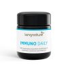 Ein schwarzes Plastikgefäß mit der Aufschrift kingnature IMMUNO DAILY, ein Nahrungsergänzungsmittel mit Milchsäurebakterien, Kolostrum und Vitamin D. Das Etikett hat blaue und graue Schrift auf weißem Hintergrund.