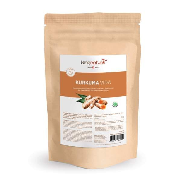 Ein brauner wiederverschließbarer Nachfüllbeutel mit der Aufschrift „Kurkuma Vida Bio“ mit Abbildungen von Kurkumawurzeln und Kapseln, die eine Nahrungsergänzungsmischung aus Kurkuma, Kardamom und Pfeffer enthalten.