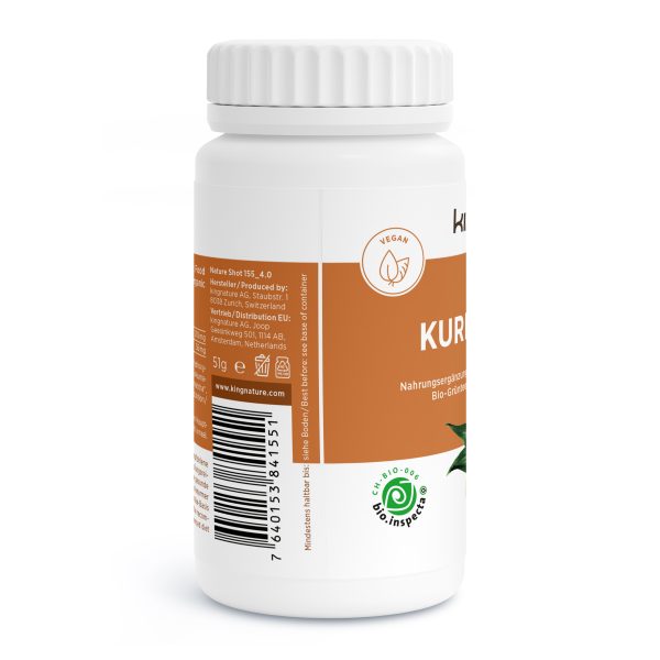 Eine weiße Plastikflasche mit weißem Verschluss und orangefarbenem Etikett für vegane Kurkuma-Ergänzungsmittel. Das Etikett zeigt ein Blattsymbol, Zertifizierungen, einen Barcode und Produktdetails in deutscher Sprache. Veganfreundliche Wahl.
