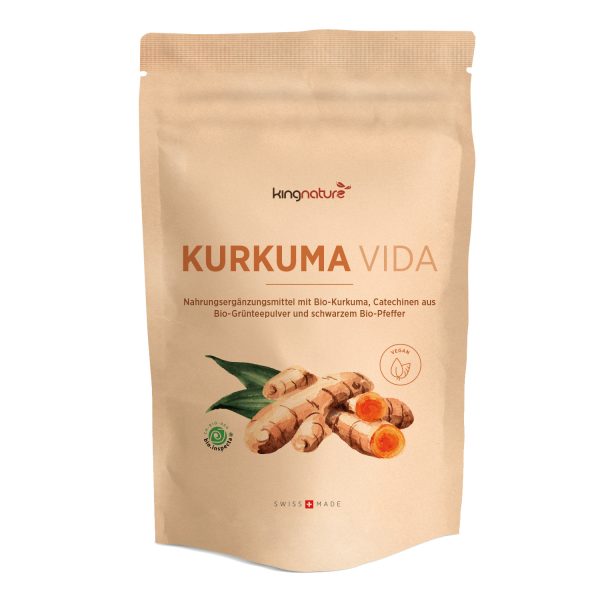 Kurkuma_Vida_Nachfüllbeutel_v2.0 Ein beiger, wiederverschließbarer Beutel mit der Aufschrift Kurkuma Vida Bio von kingnature, mit Abbildungen von Kurkumawurzeln und grünen Blättern. Der deutsche Text betont die Kurkuma Kapseln, die Bio-Zertifizierung und das Swiss Made Label.