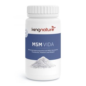 Eine weiße Flasche mit der Aufschrift „kingnature MSM VIDA“ und blauem Etikett enthält Nahrungsergänzungsmittelpulver. Vor der Flasche ist ein kleiner Haufen weißes MSM-Pulver abgebildet.