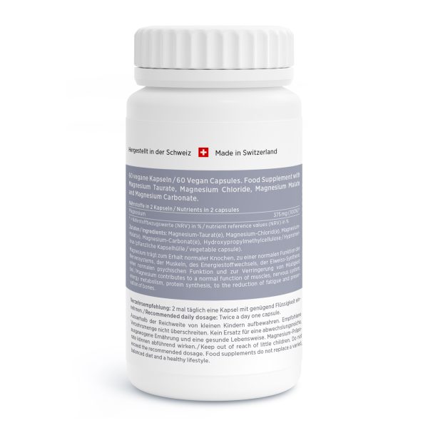Eine weiße Flasche mit veganen Kapseln. Das zweisprachige englisch-deutsche Etikett listet Magnesiumtaurat, Magnesiumchlorid und Magnesiummalat auf. Die Schweizer Flagge und der Schriftzug „Made in Switzerland“ stehen für Premiumqualität.