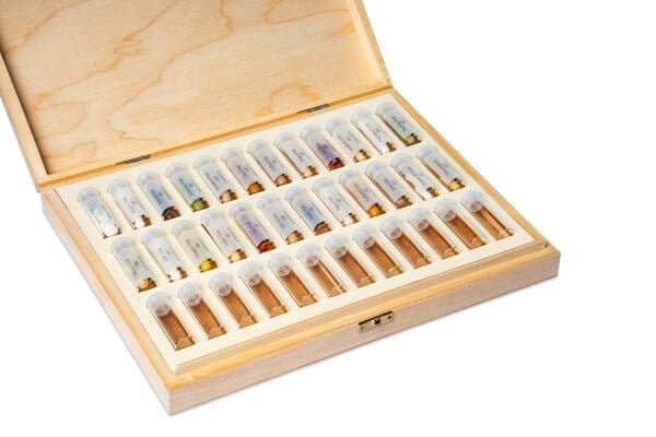 Der Muster - kingnature-Testsatz ist eine offene Holzbox mit 30 beschrifteten Plastikfläschchen, die jeweils eine einzigartige Mineral- oder Kristallprobe enthalten, die alle ordentlich in Reihen in einem Schaumstoffeinsatz angeordnet sind.