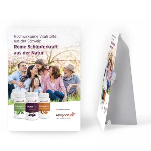 Das Deko-Material - FloorDisplay zeigt drei Kingnature Supplemente vor einer fröhlichen Familie im Garten. Text: Reine Schöpferkraft aus der Natur. Hochwirksame Vitalstoffe aus der Schweiz. Ideal zum Kombinieren mit Deko-Material.