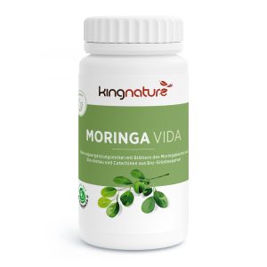 Eine weiße Flasche mit der Aufschrift „kingnature MORINGA VIDA“ ist in Grün und Weiß gehalten und mit Abbildungen von Moringablättern versehen. Der deutsche Text auf dem Etikett weist darauf hin, dass es sich um ein Nahrungsergänzungsmittel aus Bio-Moringablattpulver handelt.