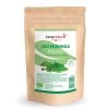 Ein brauner wiederverschließbarer Beutel mit der Aufschrift „kingnature Moringa Blattpulver Bio“ verfügt über ein grün-weißes Etikett mit „Swiss Made“- und „Bio“-Zeichen sowie ein Bild von Moringa-Blattpulver. Perfekt für alle, die Bio-Moringa Pulver kaufen möchten.