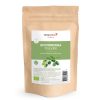 Ein brauner, wiederverschließbarer Beutel mit der Aufschrift Moringa Blattpulver Bio zeigt ein Bild von Moringablättern, grüne und weiße Farben und einen deutschen Text für alle, die hochwertiges Bio-Moringa-Blattpulver kaufen möchten.