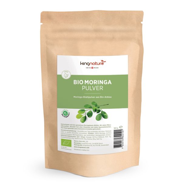 Moringa_Pulver_v2.2 Ein brauner, wiederverschließbarer Beutel mit der Aufschrift Moringa Blattpulver Bio zeigt ein Bild von Moringablättern, grüne und weiße Farben und einen deutschen Text für alle, die hochwertiges Bio-Moringa-Blattpulver kaufen möchten.