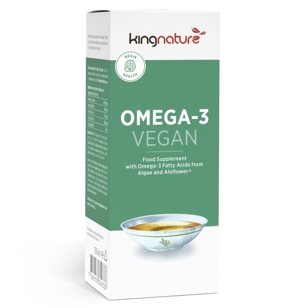 Eine weiß-grüne Schachtel mit dem veganen Omega-3-Nahrungsergänzungsmittel von Kingnature, mit einer Schale mit goldenem Öl, einem Symbol für die Gehirngesundheit und einem Text, der besagt, dass das Produkt vegane Omega-3-Fettsäuren aus Algen und Ahiflower enthält.